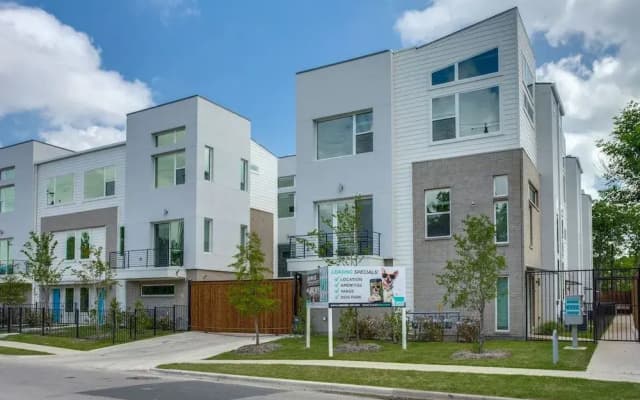 Upscale 2 bedroom Dallas TownHome