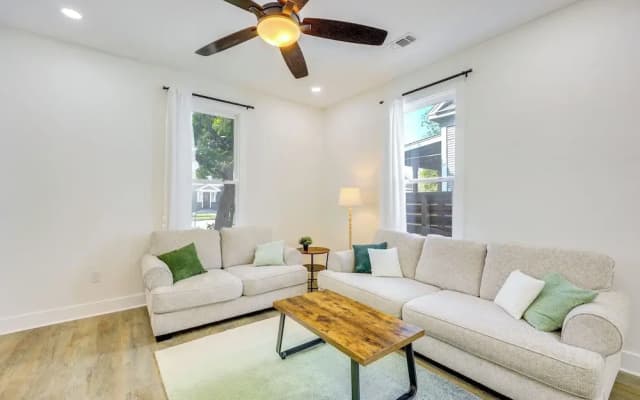 1 Mi to Dtwn San Antonio: Sleek Bungalow w/ Yard!