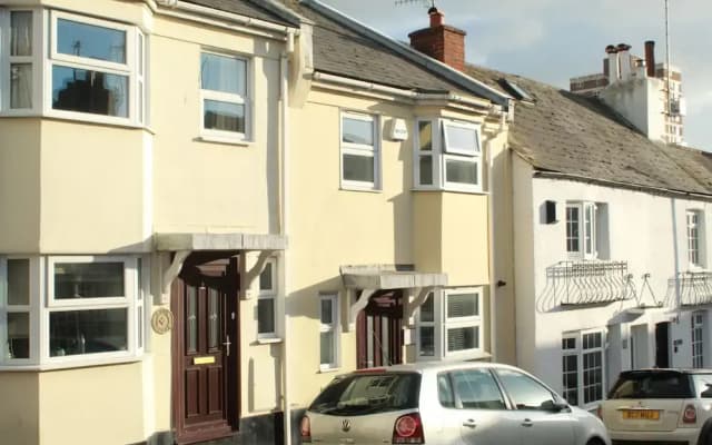 Modern Mews House with Free Parking | By Huluki Sussex Stays