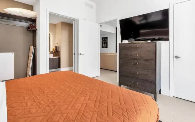 Luxury 1BR Penthouse, Bay & City Views Downtown