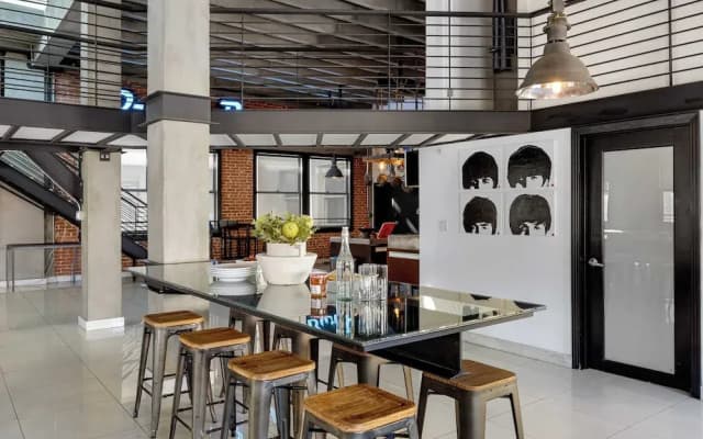 Skyline Lofts by Avantstay: a Multi-level Industrial-chic Retreat in Dtla With Rooftop Views, Soaring Ceilings & Steps to Dining, Music & Culture