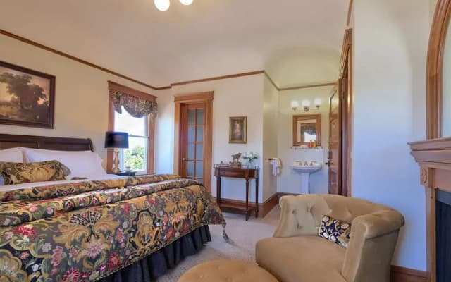 The Charles Pacific Grove - Artfully Designed Inclusive Inn