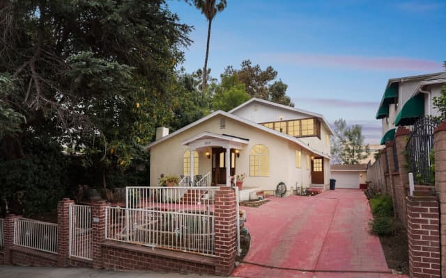 Russell House Near Hollywood & Griffith Park 3 Bedroom Home