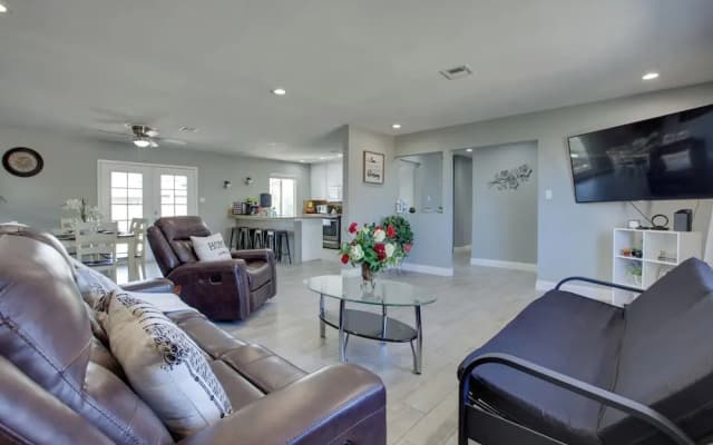 Las Vegas Retreat w/ Yard < 5 Mi to Strip!