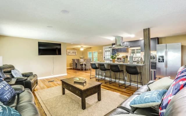 Lakefront Home w/ Hot Tub & Dock in Orlando!