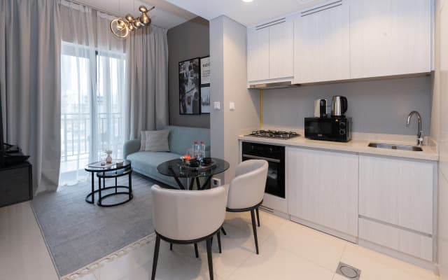 Keyrock Living Lakeview Luxury with Pool Access Apartments